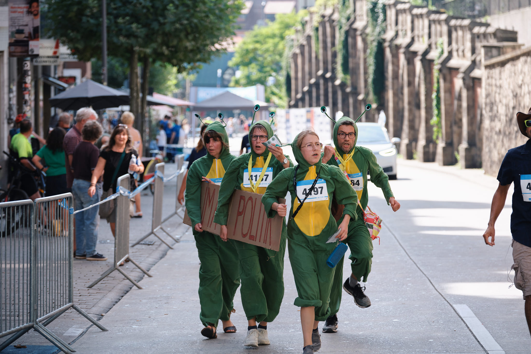 Aktive im Schneckenkostüm beim Erbe-Lauf durch Tübingen