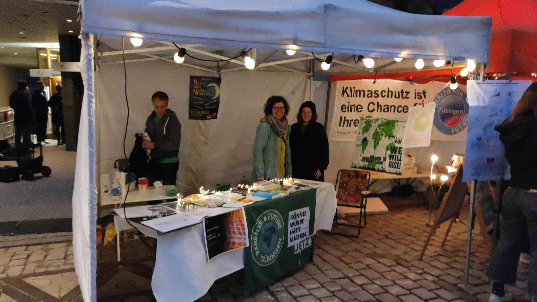 Infostand der Parents For Future bei der Nacht der Nachhaltigkeit auf dem Tübinger Marktplatz